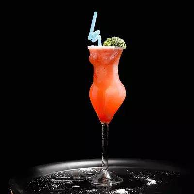 Amazon Hot SaleUnique High Borosilicate Bar Beverage Lady Beauty Body Shaped| 180ml  Glass Margarita Martini Cocktail Goblet Cup